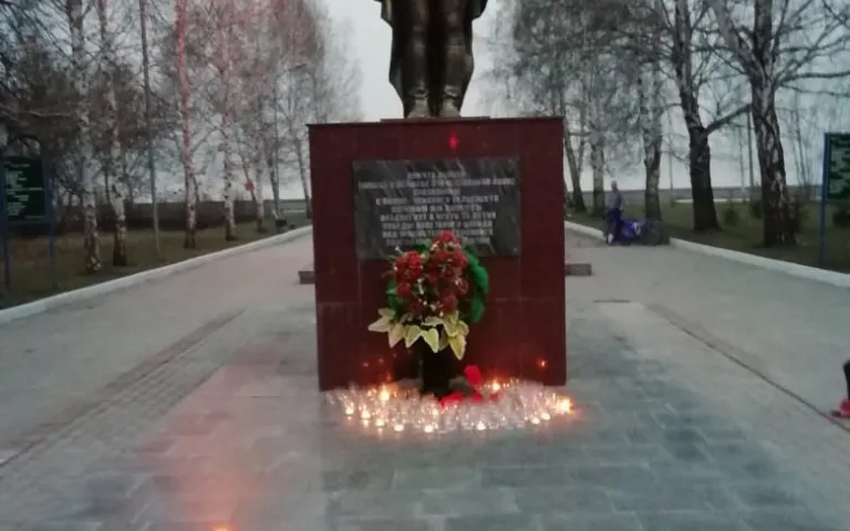 Акция "Свеча памяти" на территории мемориала "Алеша - Сибиряк", лесопарковая зона набережной Новосибирского водохранилища