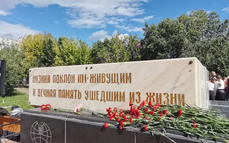 Низкий поклон им, живущим, вечная память ушедшим....