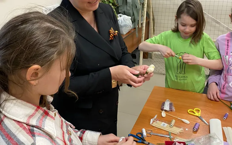 Изготовление цветов из гафробумаги для поздравления ветеранов