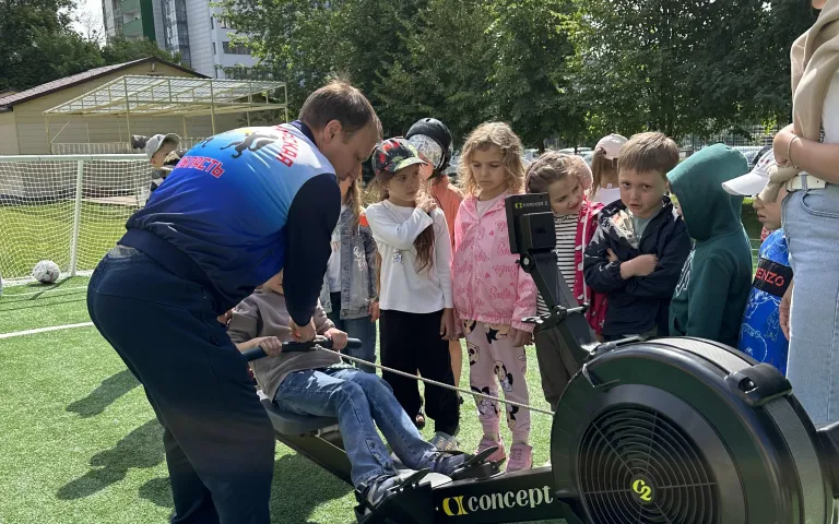 Дети пробуют упражнения на гребном тренажере