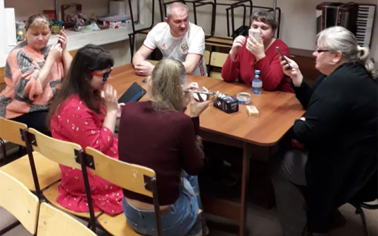 На фото: участники конкурсного задания с помощью телефона формируют заказ товаров из интернет- магазина