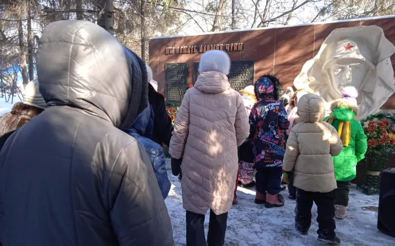 Возложение цветов к памятнику