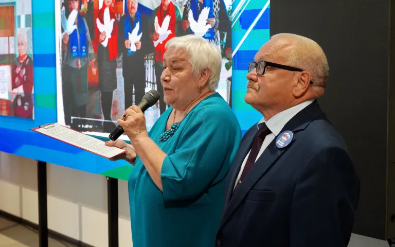 В рамках акции секретами семейного счастья поделились пары с большим супружеских стажем, семьям были вручены сувенирные подарки.