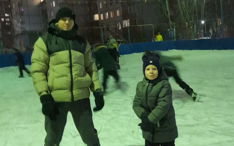 Родители учат своих детей кататься