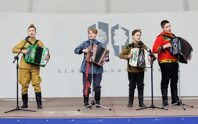 День радио. Концертный номер баянистов