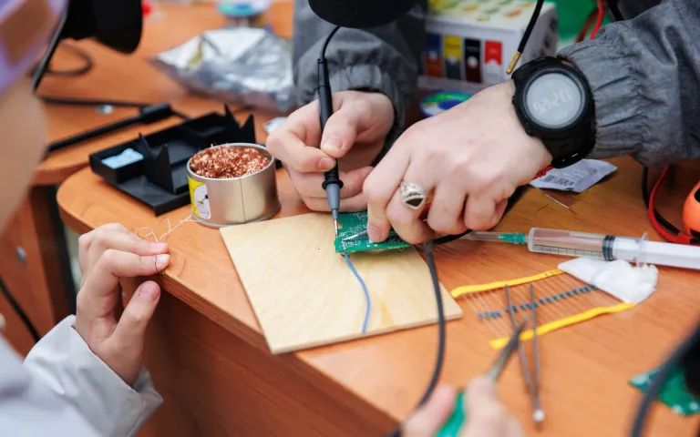 День радио. Демонстрация пайки