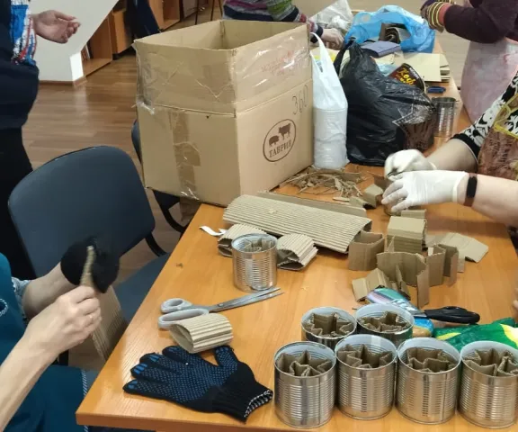 Общественники и жители Южно-Чемского жилмассива продолжают изготовление окопных свечей.