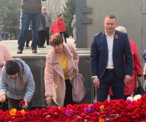 возложение цветов на Монументе Славы