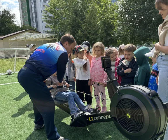 Дети пробуют упражнения на гребном тренажере