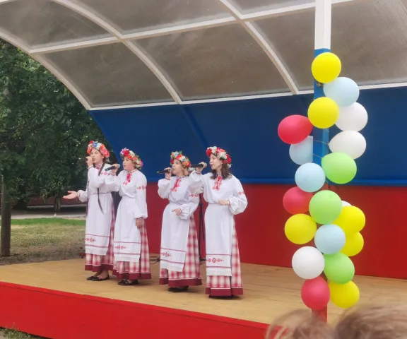 На сцене ансамбль "Веселки"