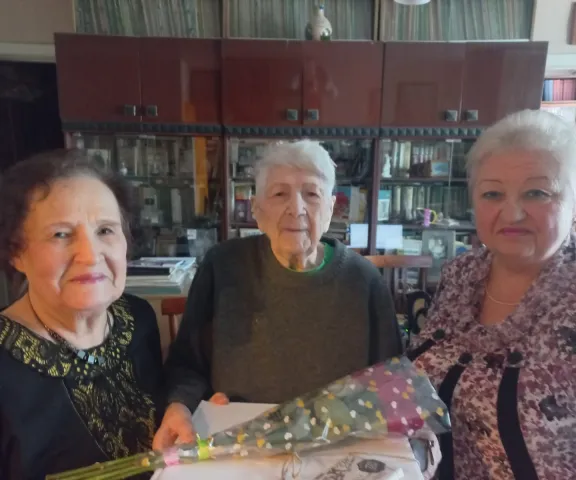 Председатель ТОС «Гоголевский» Нина Васильевна Гончарова и руководитель  ветеранской организации ТОС Лидия Михайловна Носкова с легендарной личностью Мануэллой Арнольдовной Дмитриевой (в центре). Участница Великой Отечественной войны, радиофизик, автор метода управления качеством и руководитель уникальной лаборатории на заводе точного машиностроения, переступив порог 95-летия, Мануэлла Дмитриевна и сегодня продолжает работать над научным трудом, который позволит эффективнее управлять качеством на любом п