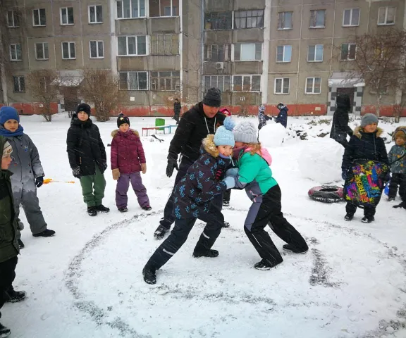 Жизнь. Это де  Сегодня,  не смотря на мокрый снег с ветром ,  на мастер-класс медвежьей борьбы "Толчун" собрались более 50 человек детей разного возраста!! Так радостно было смотреть, как ребятишки бегают, смеются, играют, катают снеговиков