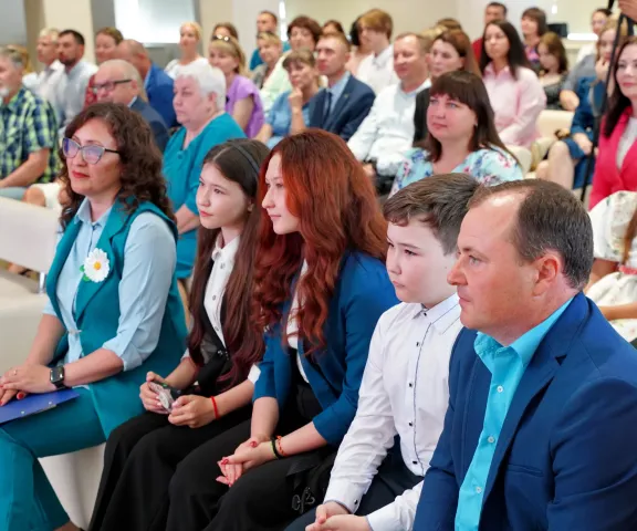 В рамках акции секретами семейного счастья поделились пары с большим супружеских стажем, семьям были вручены сувенирные подарки.