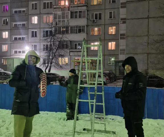 Замерзшие, но довольные результатом - двор преобразился!