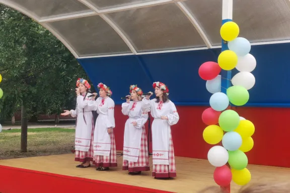 На сцене ансамбль "Веселки"