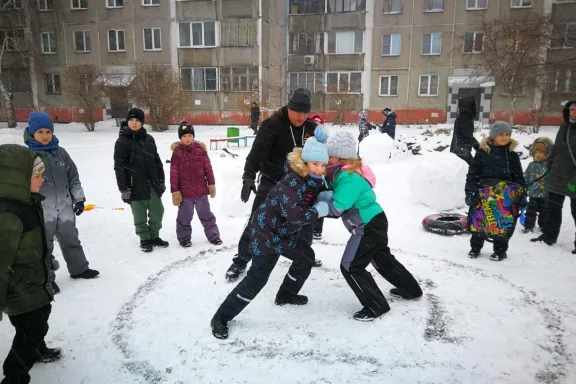 Жизнь. Это де Сегодня, не смотря на мокрый снег с ветром , на мастер-класс медвежьей борьбы "Толчун" собрались более 50 человек детей разного возраста!! Так радостно было смотреть, как ребятишки бегают, смеются, играют, катают снеговиков